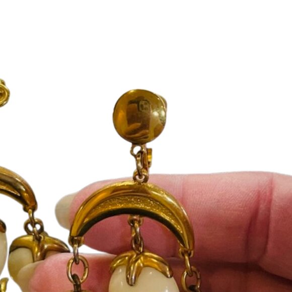 Vintage Trifari Waterfall Chandelier Dangle Clip On Earrings Goldtone/White - Picture 2 of 10